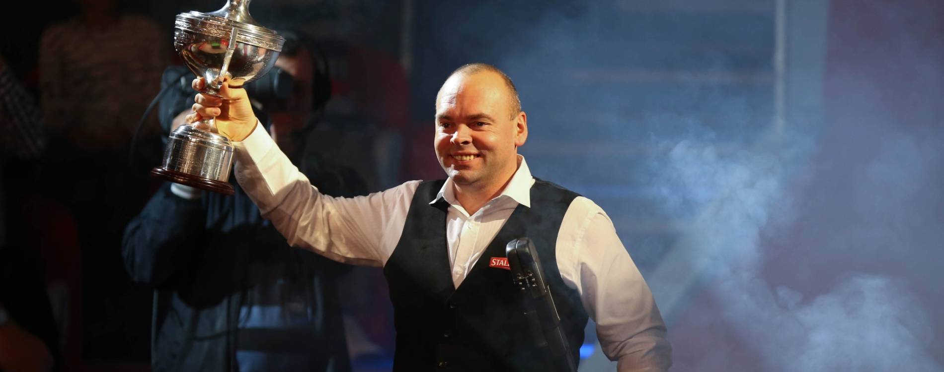 2015 World Snooker Champion Stuart Bingham holds the trophy aloft