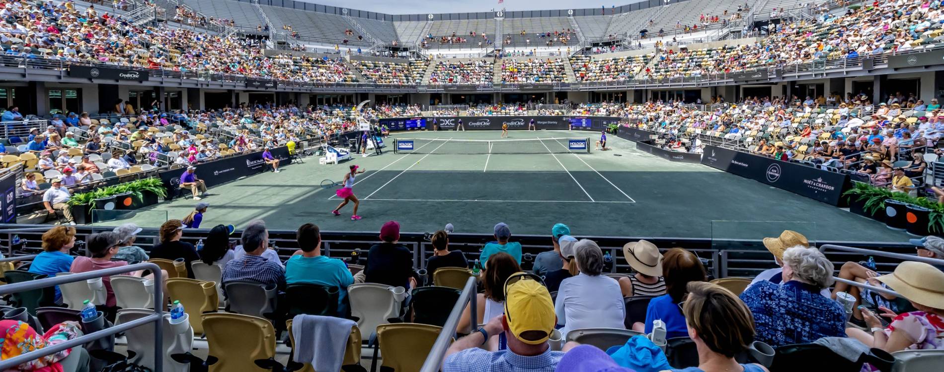 A singles match at the Credit One Charleston Open