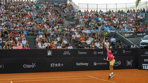 A singles match at the Rio Open