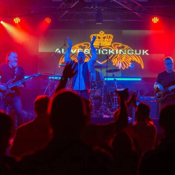 ALIVE & KICKING UK Warrington Irish Club - Simple Minds Tribute