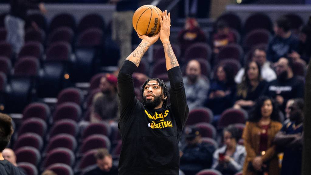 Anthony Davis of the Los Angeles Lakers warming up