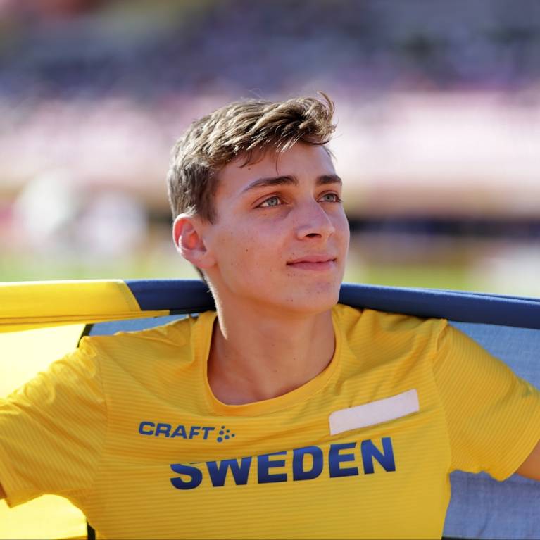 Armand Duplantis with Swedish flag