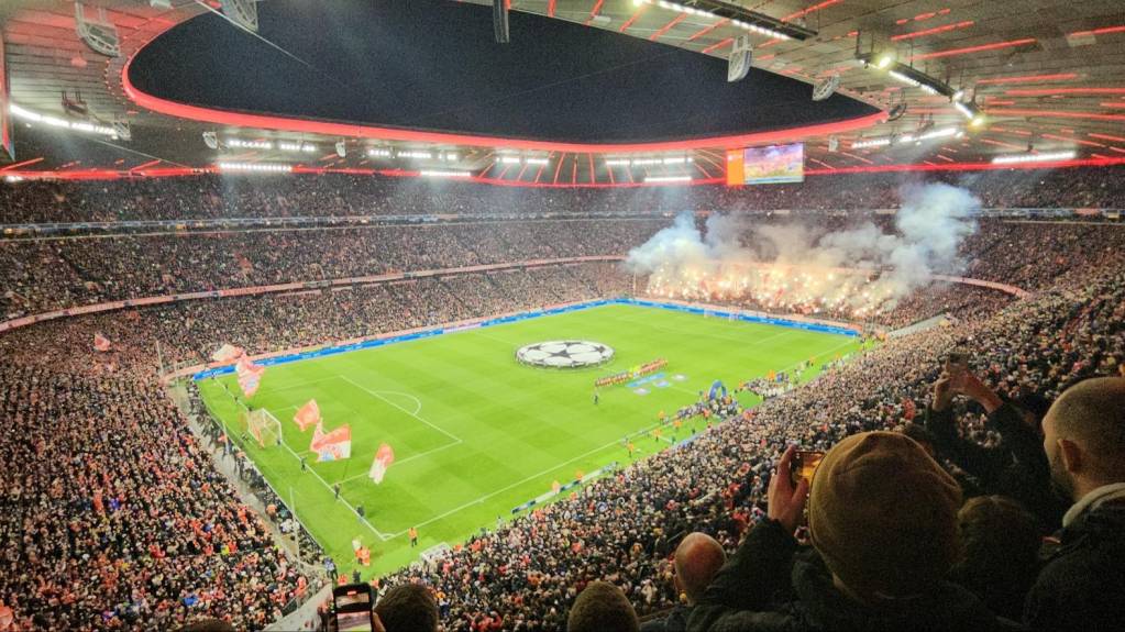 Arsenal and Bayern Munich line up at Allianz Arena