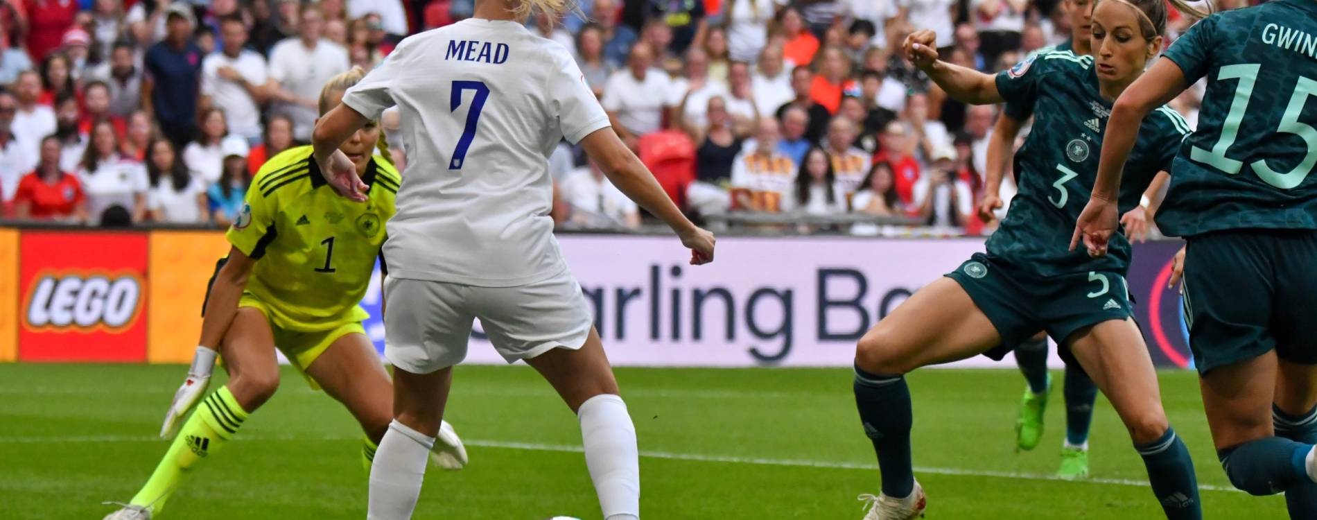 Beth Mead dribbles with the ball in the Euro 2022 final