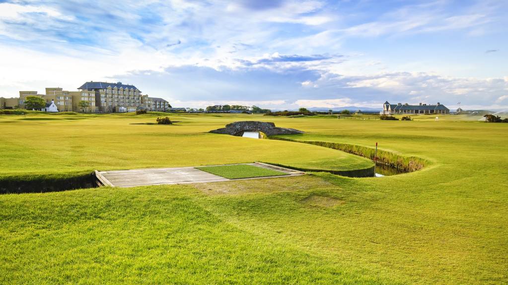 Both amateur and professional golf began in Scotland