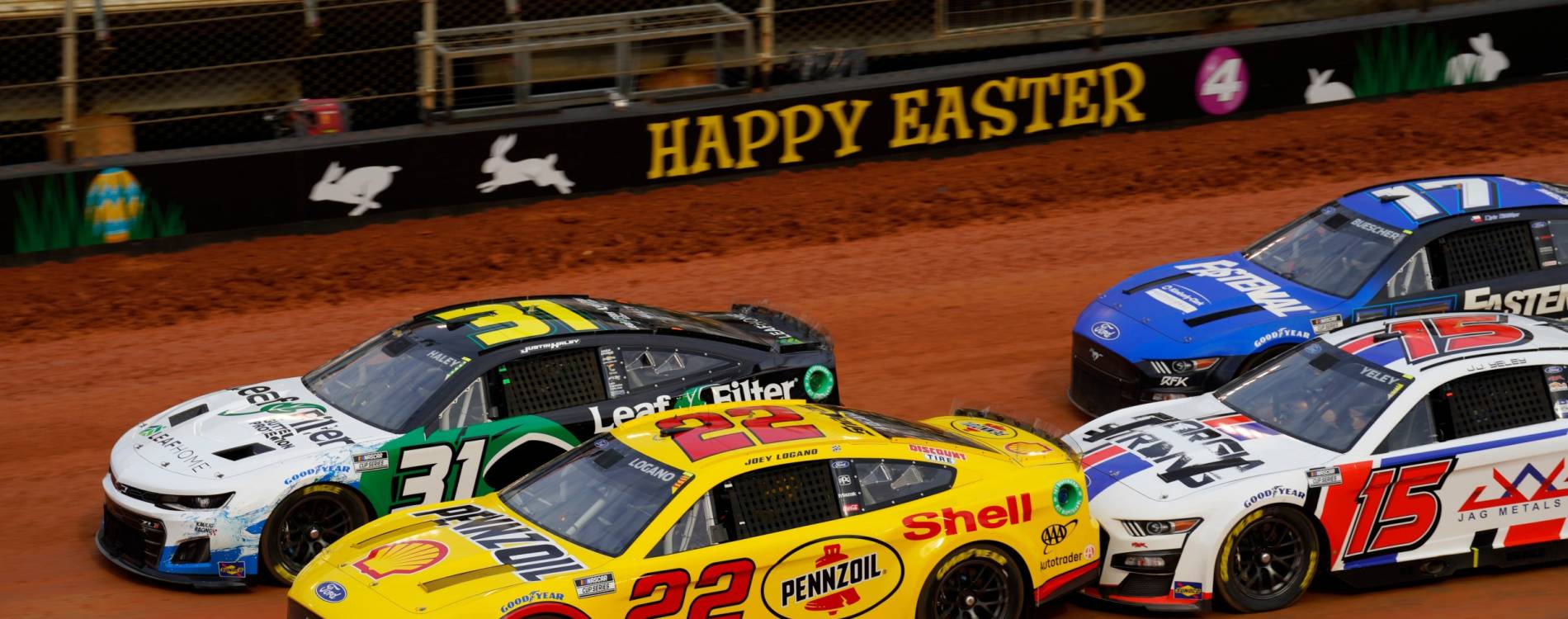 Cars compete in the Food City Dirt Race