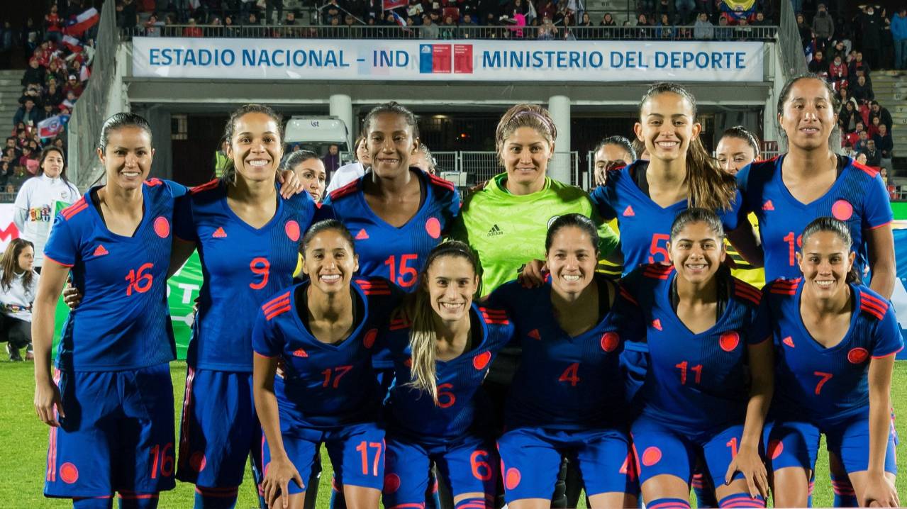 Colombia women's team pose for a photo before a game