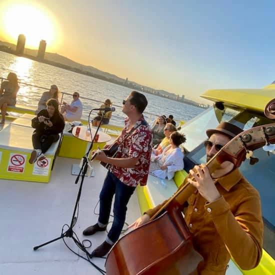 Crucero en catamarán al atardecer con espectáculo en vivo