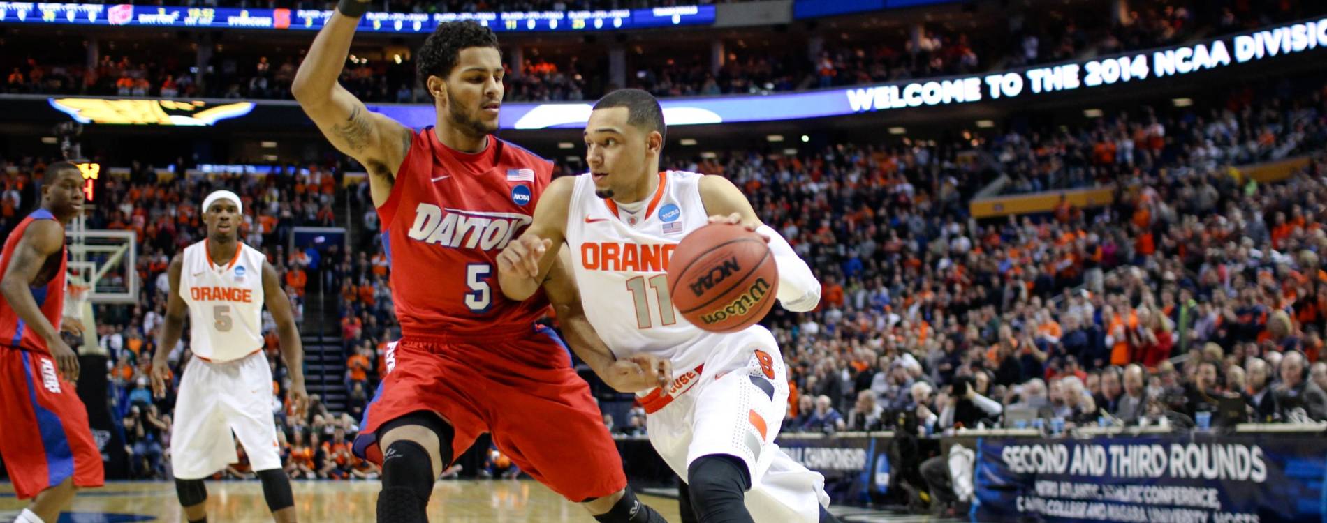 Dayton take on Syracuse in an NCAA game