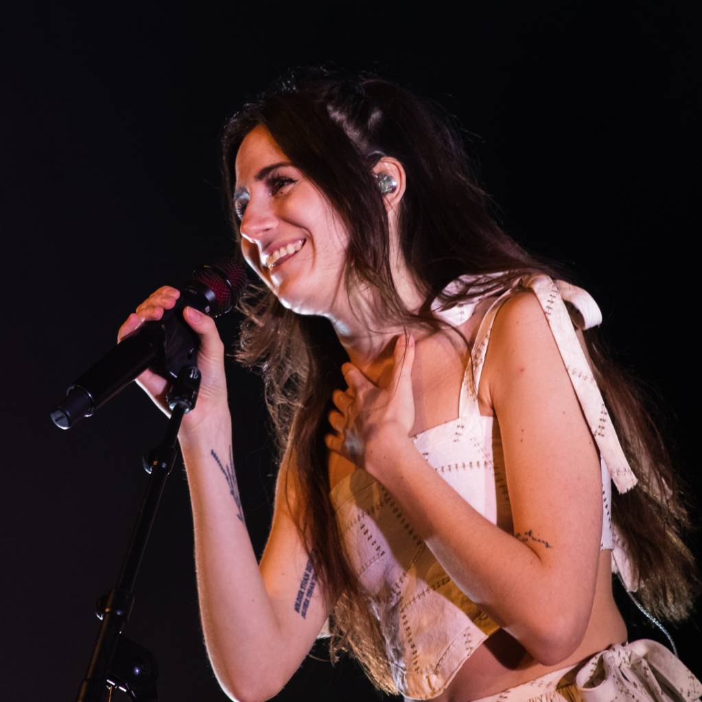 Dodie performing in Chicago