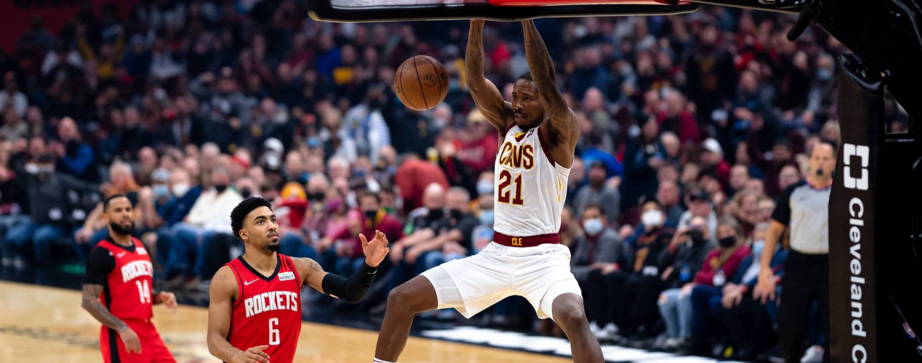 Ed Davis of the Cleveland Cavaliers dunking against the Houston Rockets