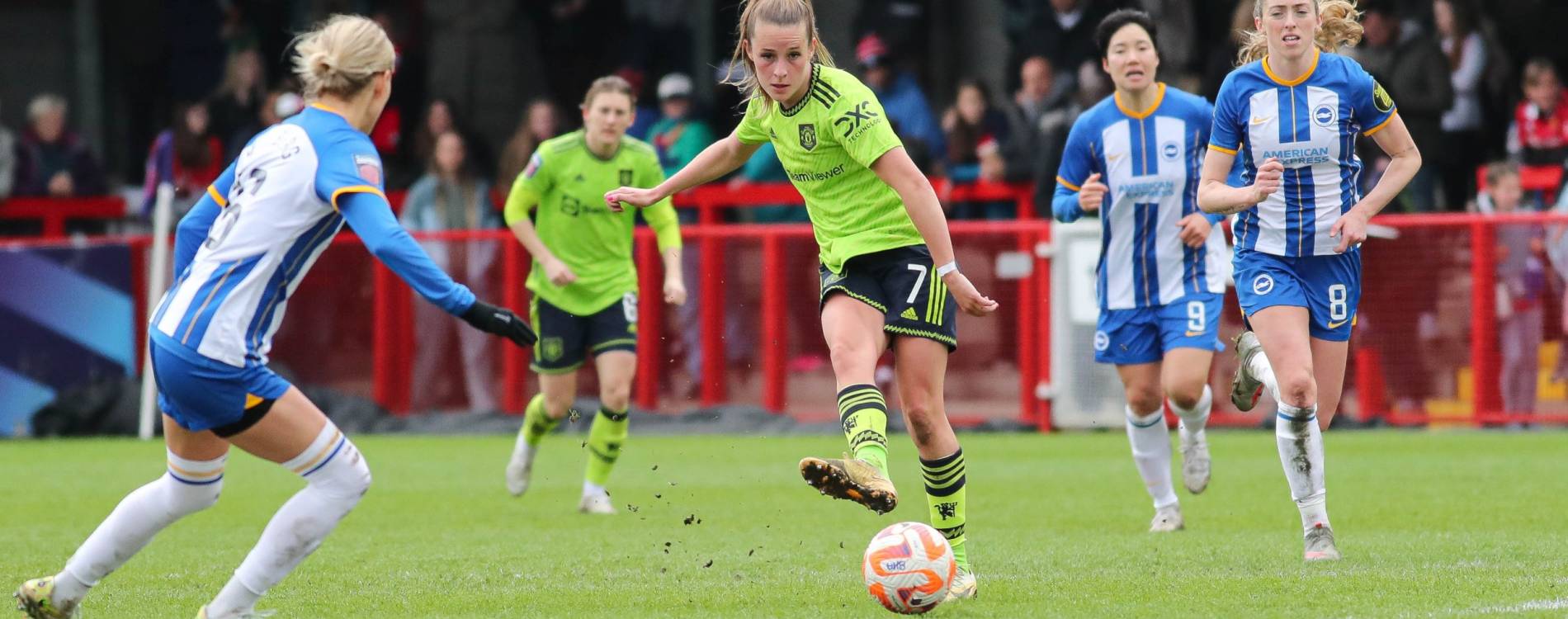Ella Toone plays a pass for Manchester United