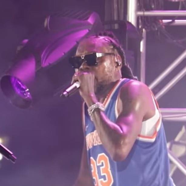 English: Vybz Kartel (right) with his sons 'Likkle Vybz' and 'Likkle Addi' at Freedom Street performance