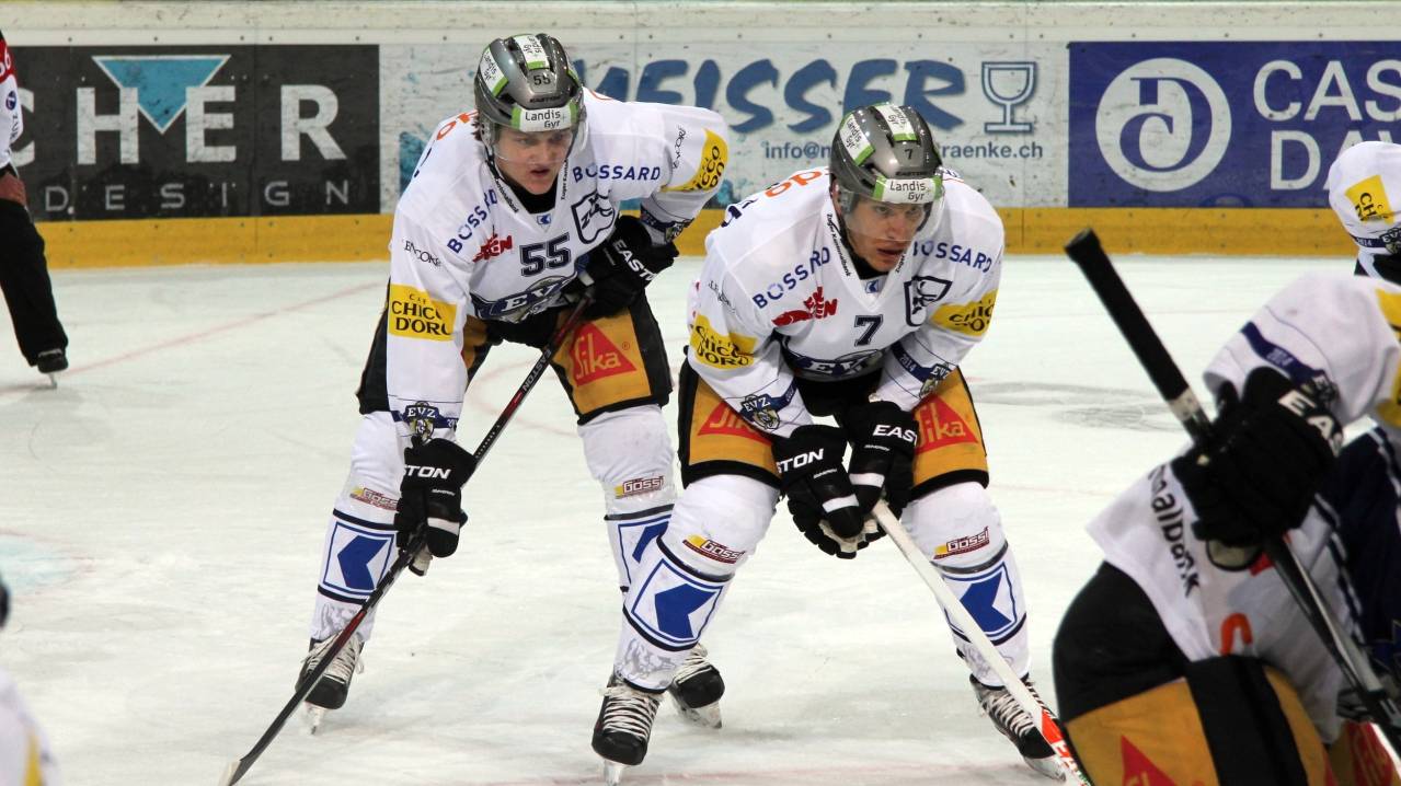 EV Zug playing HC Davos