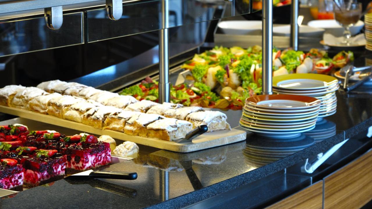 Example of a cake buffet (this image is not a direct representation of the Sachsenring Premium offerings)