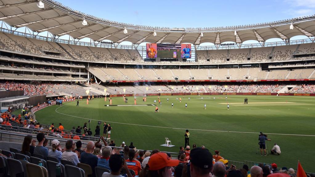 Fans welcome the teams at the 2021 WBBL Final