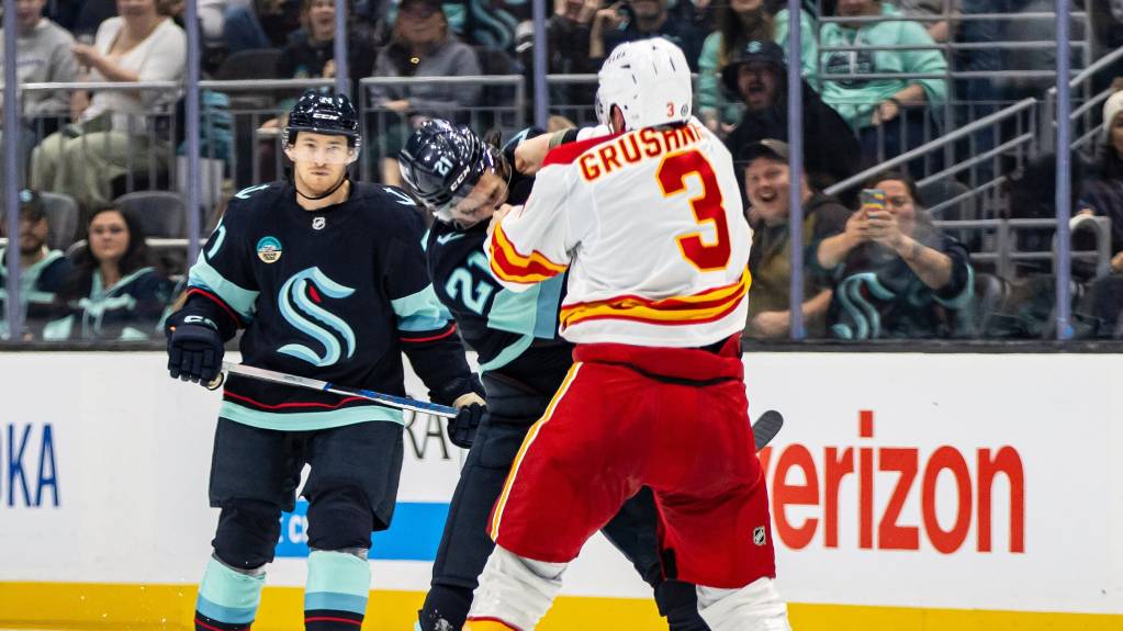 Grushnikov (Calgary Flames) fights Robertson (Seattle Kraken)