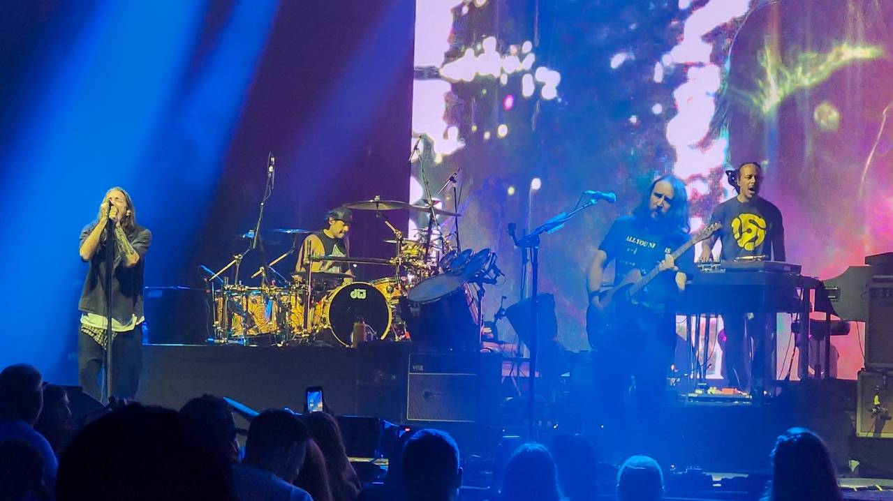 Incubus performing at Caesars Windsor