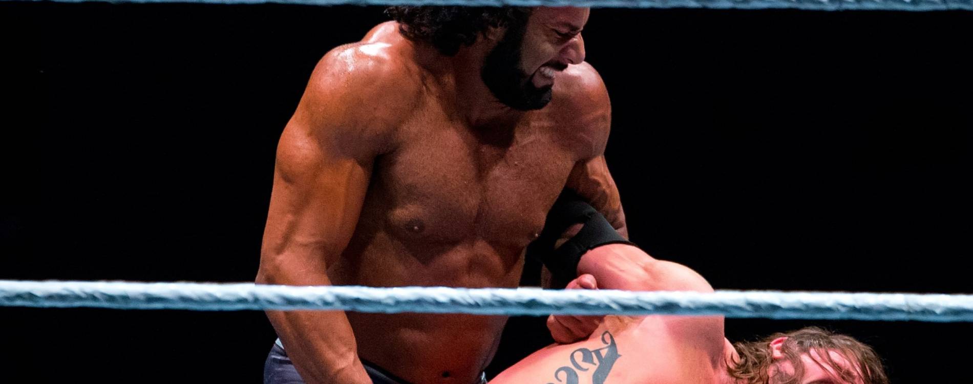 Jinder Mahal applies a submission hold