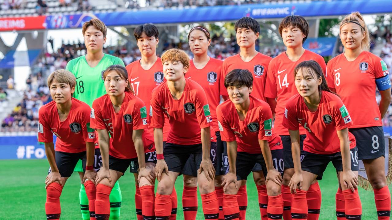 Korea Republic pose for a team photo before a game