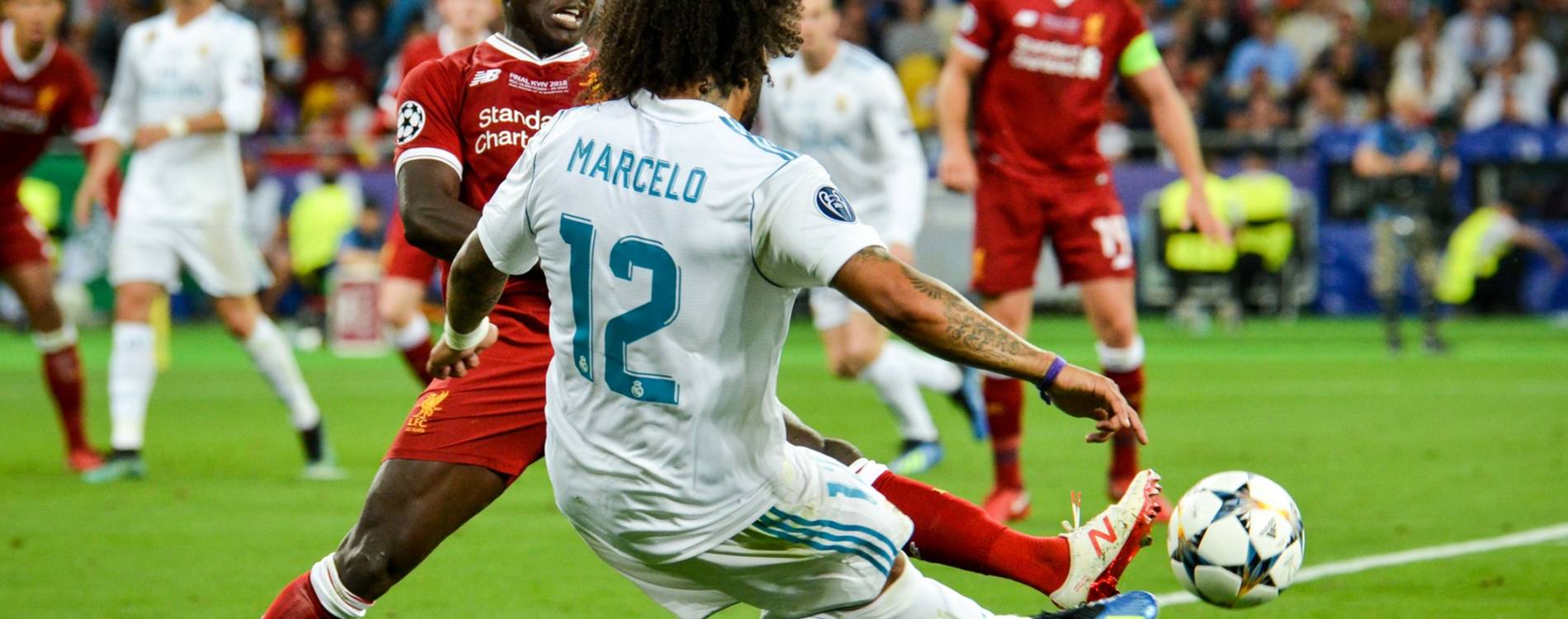 Marcelo crosses the ball in the Champions League final