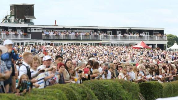 Market Rasen racing crowds