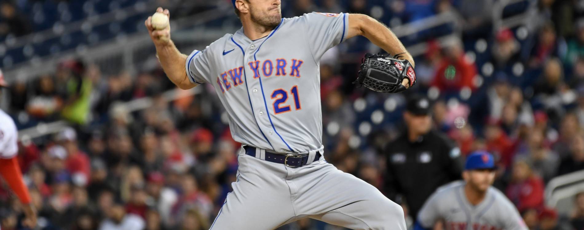 Max Scherzer pitching for the New York Mets