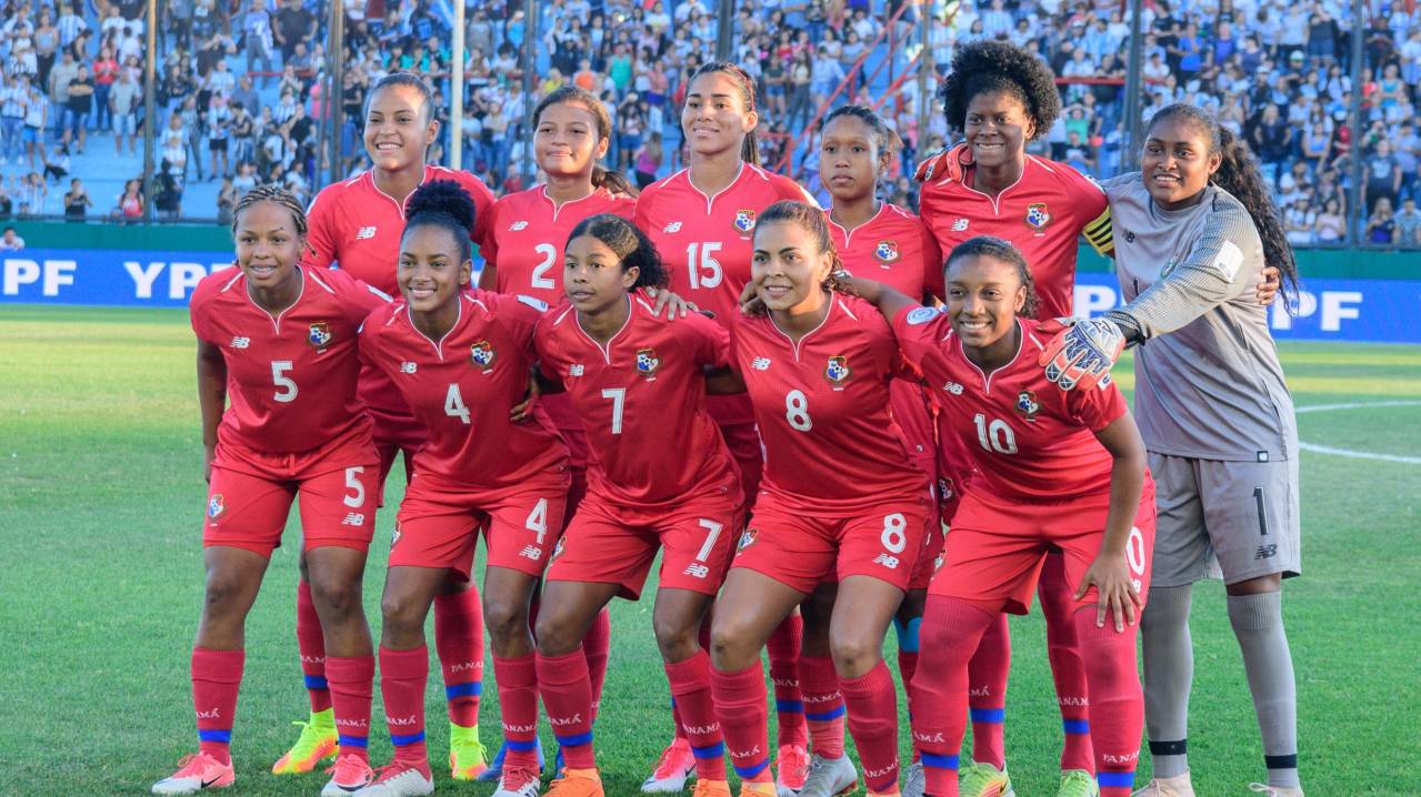 Panama pose for a photo before a game with Argentina