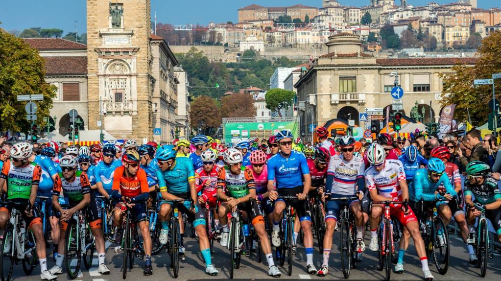 Peloton waiting at the start of the Giro di Lombardia