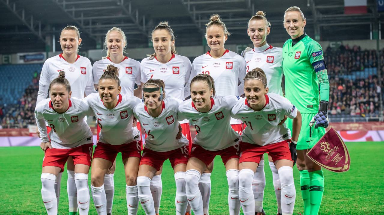 Poland women's national team pose for a photo