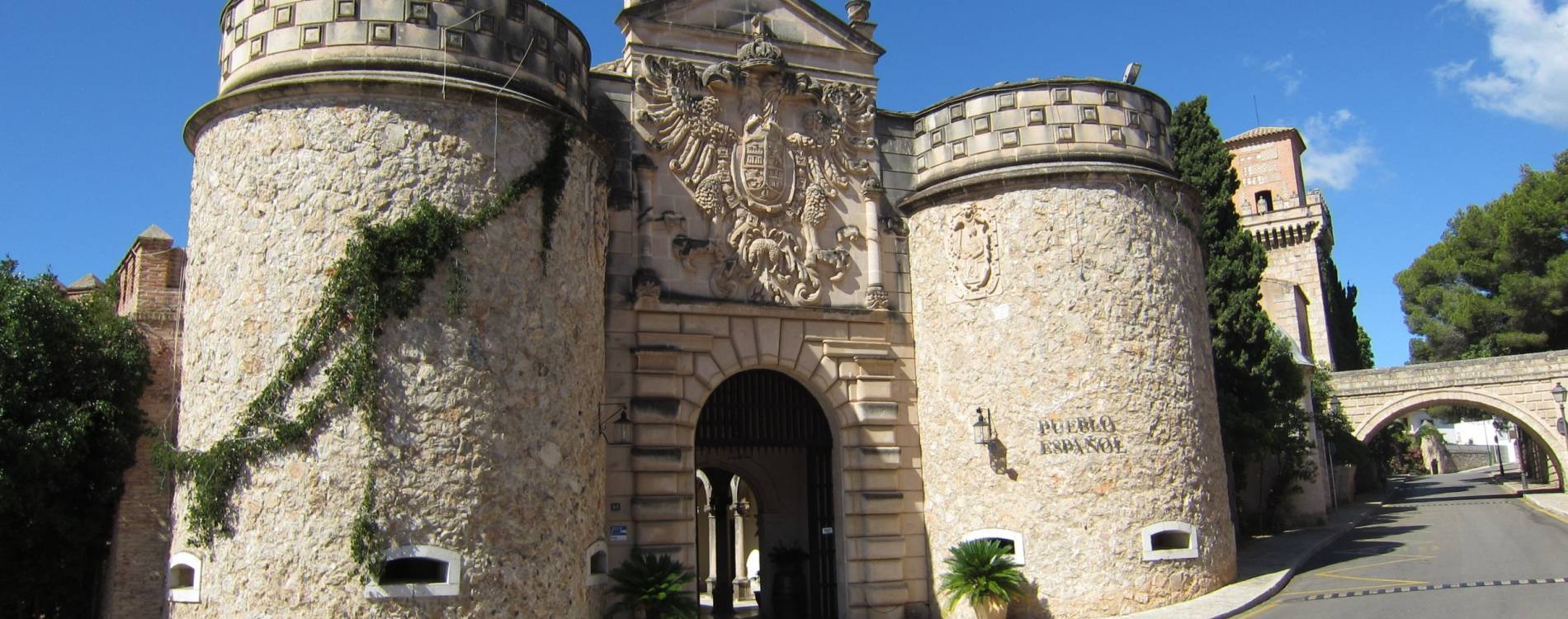 Pueblo Español, Porta de Bisagra