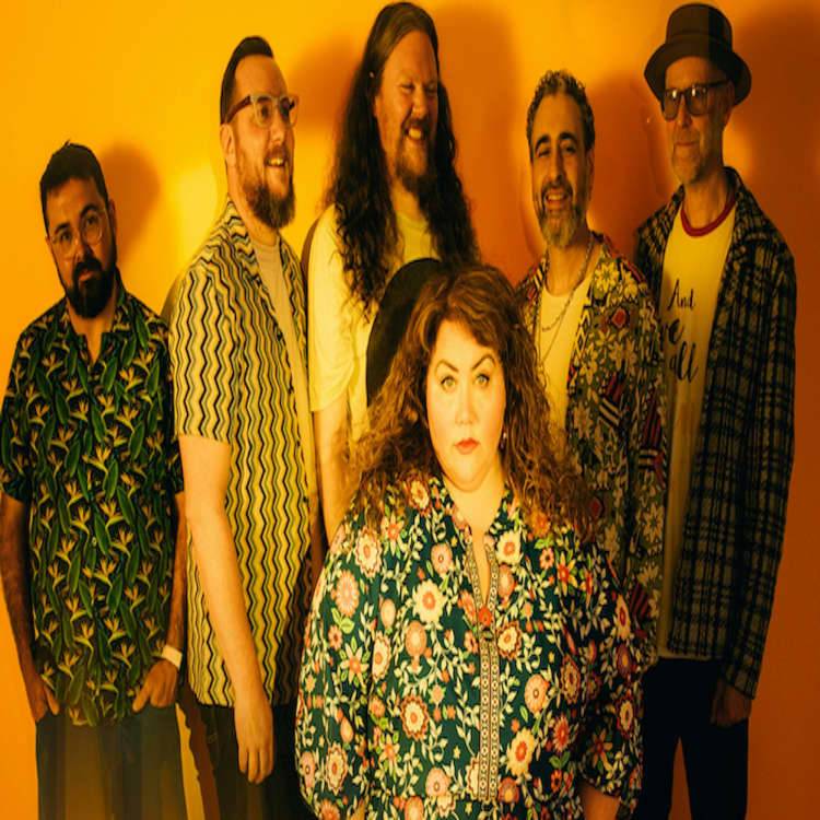 Ríoghnach Connolly + Honeyfeet