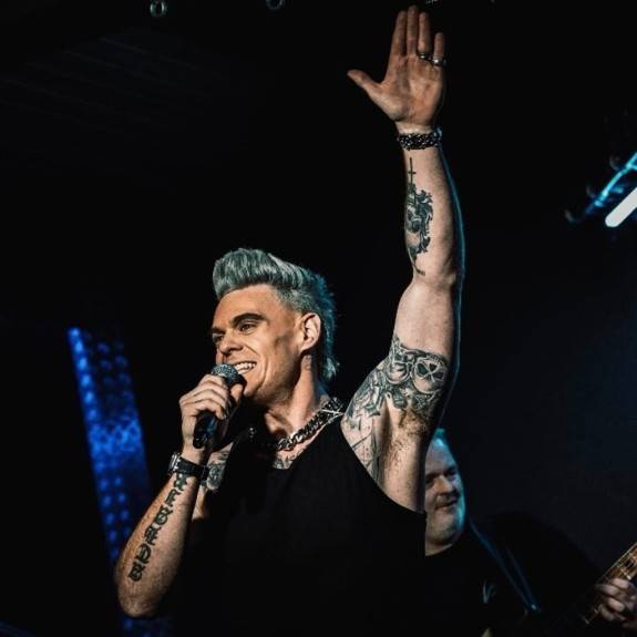 Robbie Williams Performed LIVE in Liverpool