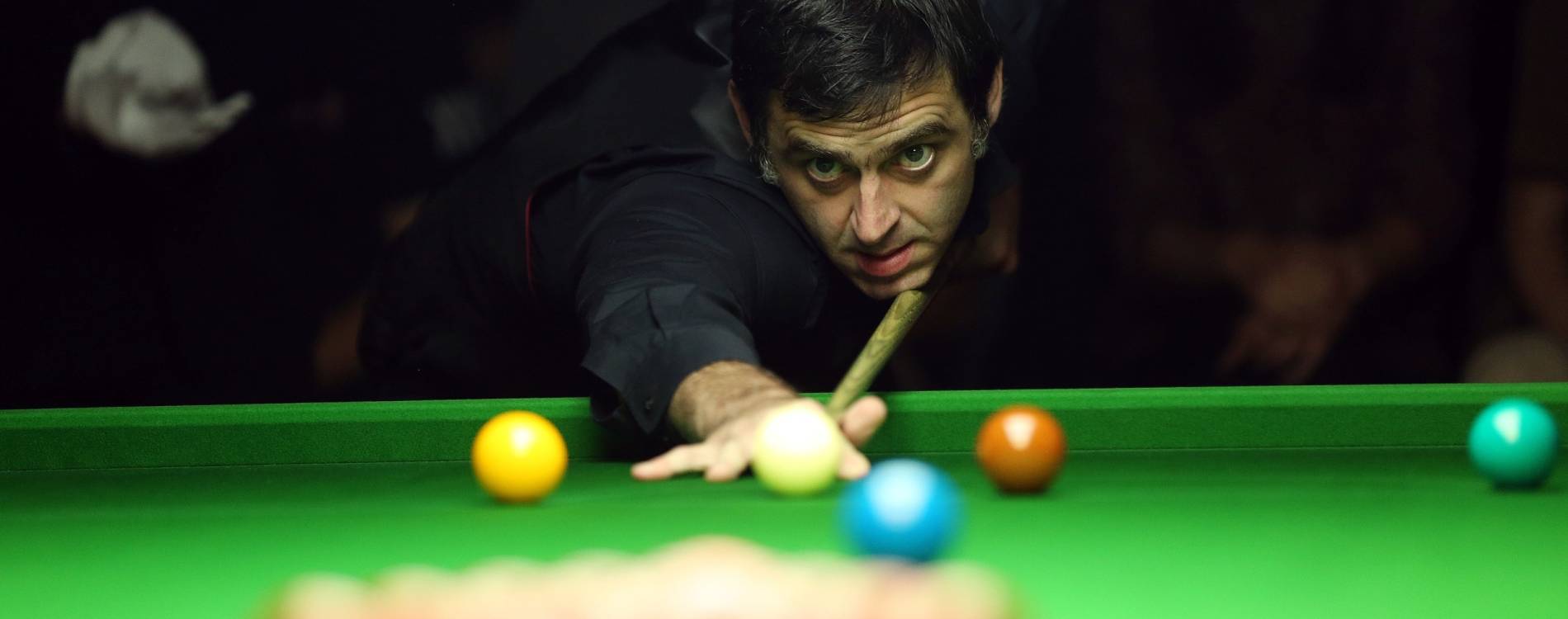 Ronnie O'Sullivan prepares to play a shot