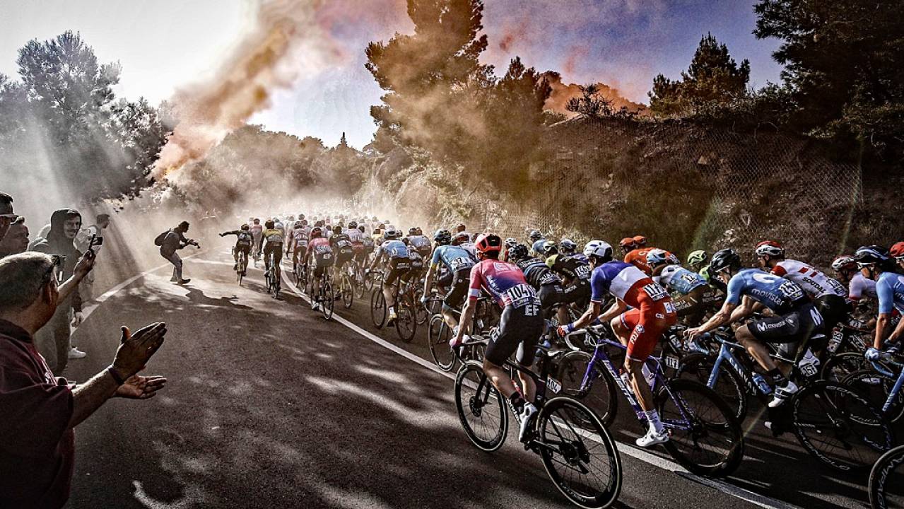 sanremo-smoke-peloton