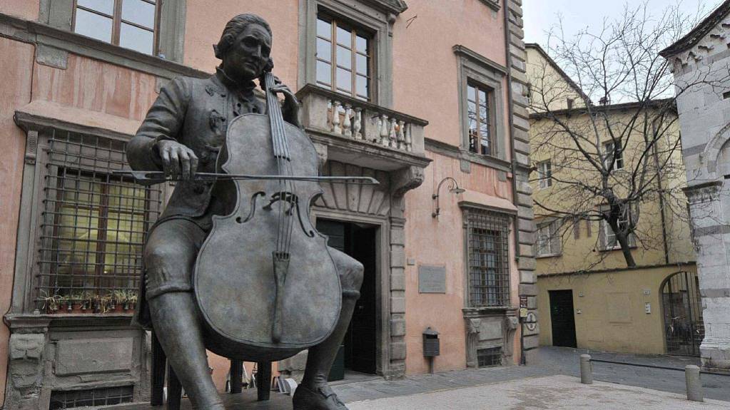 Statue de Luigi Boccherini jouant du violoncelle par Daphné du Barry
