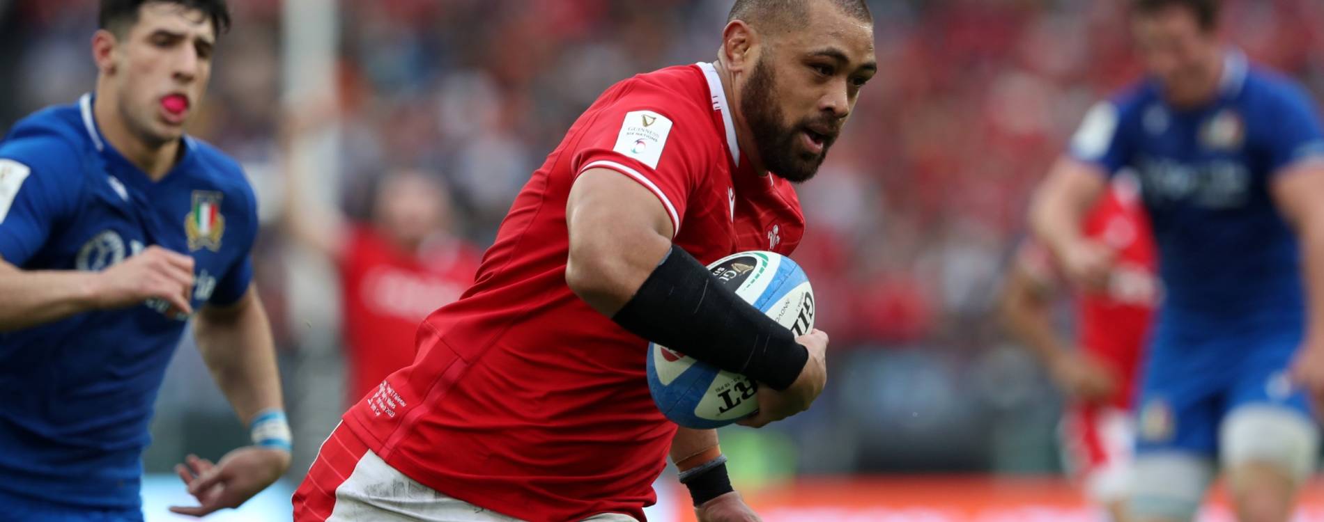 Taulupe Faletau heads for the try line during the 2023 Six Nations