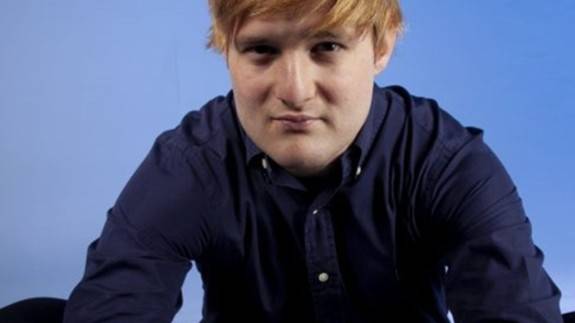Tom White perfoms Lewis Capaldi, Ed Sheeran & George Ezra