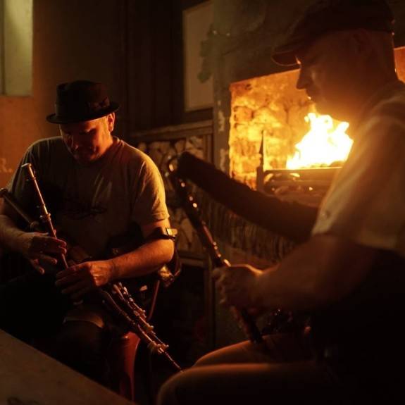 Two Pipers, Two Story Tellers // Beirt phíobairí, beirt scéalait