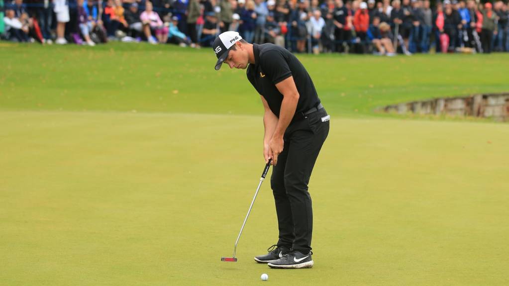 Viktor Hovland sinks a putt