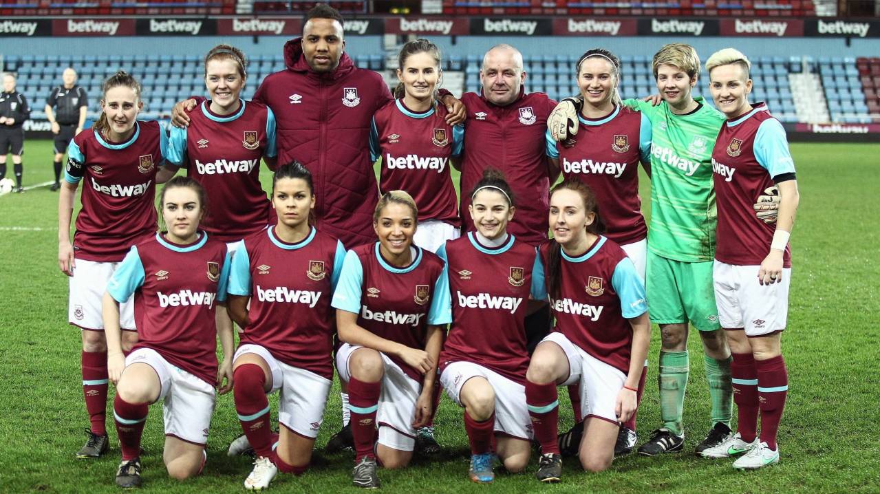 West Ham pose for a photo before playing Tottenham