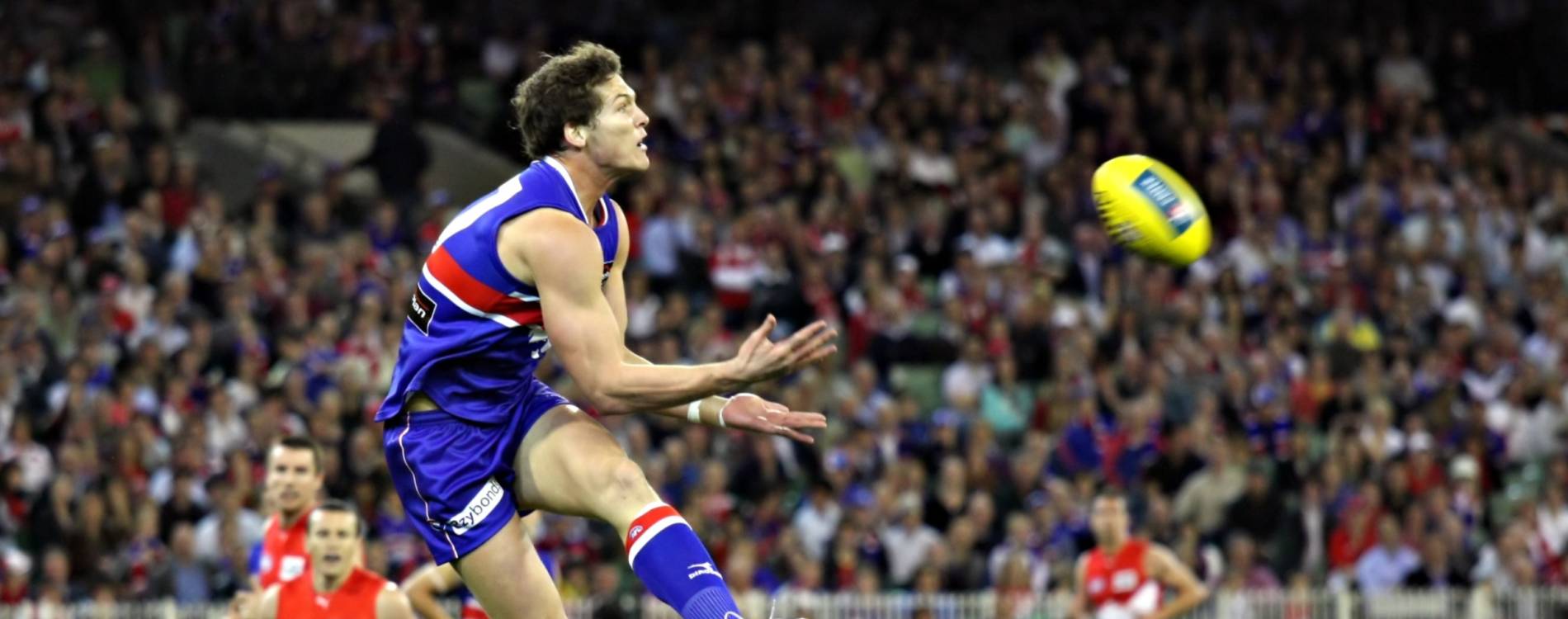 Western Bulldogs player Will Minson takes a mark versus the Sydney Swans